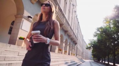 Dijital masa ile çekici iş kadını