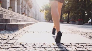 Siyah ayakkabı yürüyüş seksi kadın