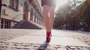 Kırmızı ayakkabılı seksi kadın bacakları