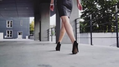 seksi kadın bacaklar siyah ayakkabı