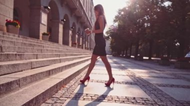 Kırmızı ayakkabı yürüyüş seksi bacaklar