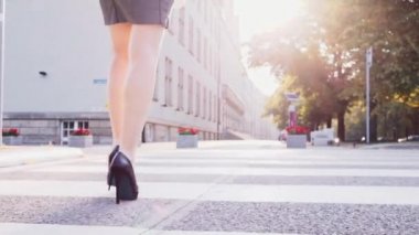 Seksi kadın bacakları şehirde yürüyüş 