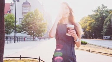 Şehirde yürüme çekici kadın