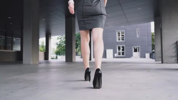 Sexy vrouw benen in zwarte schoenen — Stockvideo