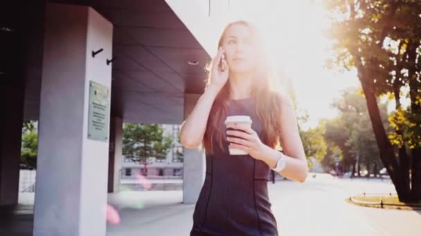 Attraktive Geschäftsfrau läuft durch die Stadt — Stockvideo