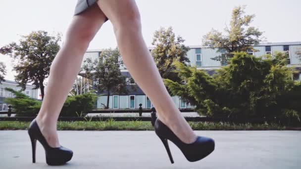 Sexy mulher pernas em sapatos pretos — Vídeo de Stock