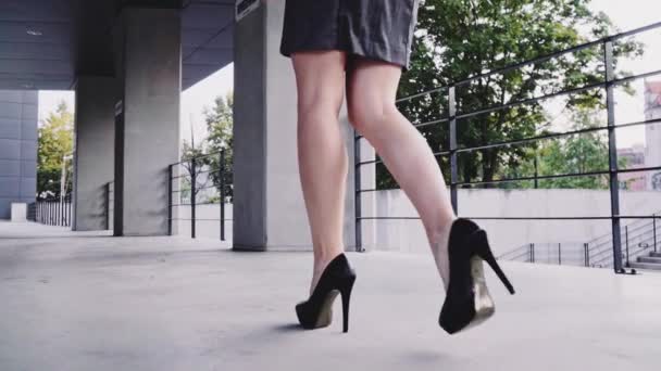 Szexi nő lába fekete cipő — Stock videók