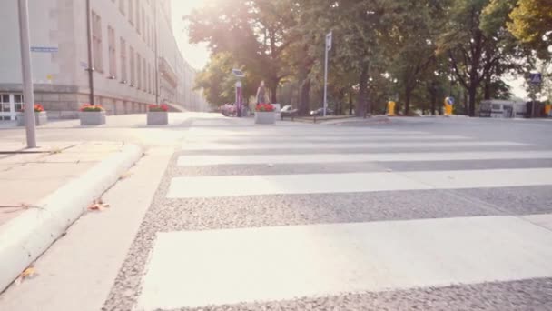 Câmera voa sobre City Street — Vídeo de Stock