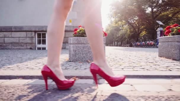 Σέξι γυναικεία πόδια σε κόκκινα παπούτσια — Αρχείο Βίντεο