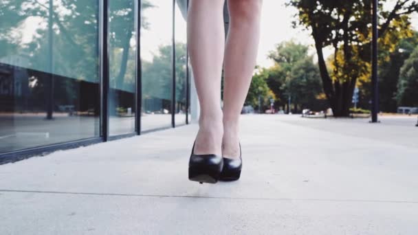Sexy Frauenbeine in schwarzen Schuhen — Stockvideo