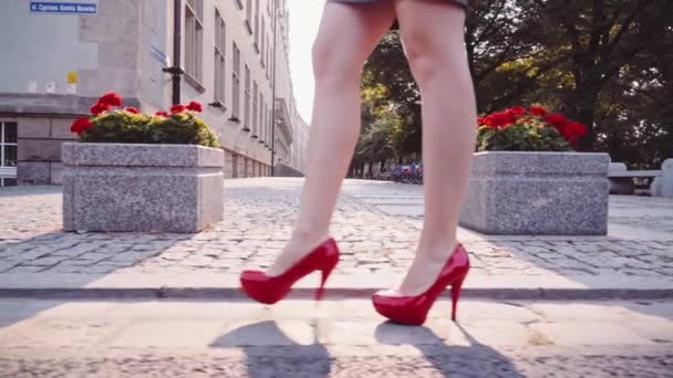 Sexy kobieta nogi w czerwony buty — Wideo stockowe