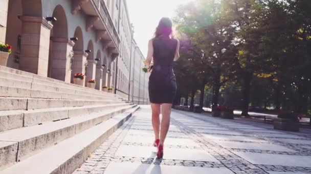 Atractiva mujer de negocios en zapatos rojos — Vídeos de Stock