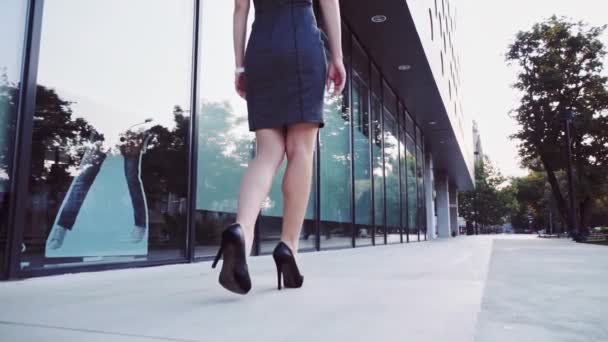 Gambe donna sexy in scarpe nere — Video Stock