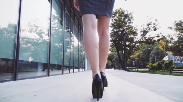 Seksi kadın bacaklar siyah ayakkabı — Stok video