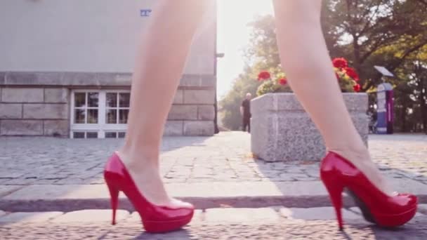 szexi nő lábak piros cipőben 