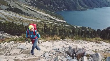 Sırt çantası ile yürüyen uzun yürüyüşe çıkan kimse kadın