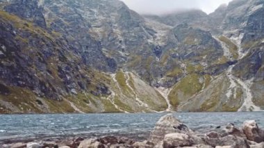 Göl kıyısına uçan kamera