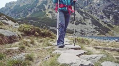 Uzun yürüyüşe çıkan kimse kadını uçurum uzak yürüme