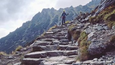 Uzun yürüyüşe çıkan kimse kadın yürüyen sırt çantası ile