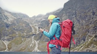 Uzun yürüyüşe çıkan kimse kadın tablet kullanma