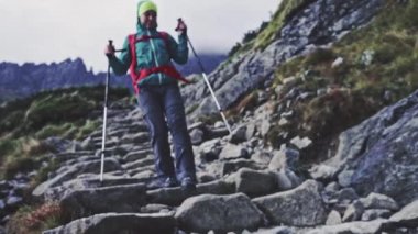 Uzun yürüyüşe çıkan kimse kadın yürüyen sırt çantası ile