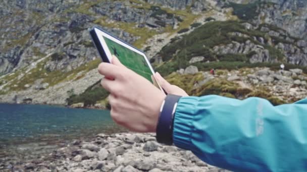 Mulher caminhante usando tablet — Vídeo de Stock