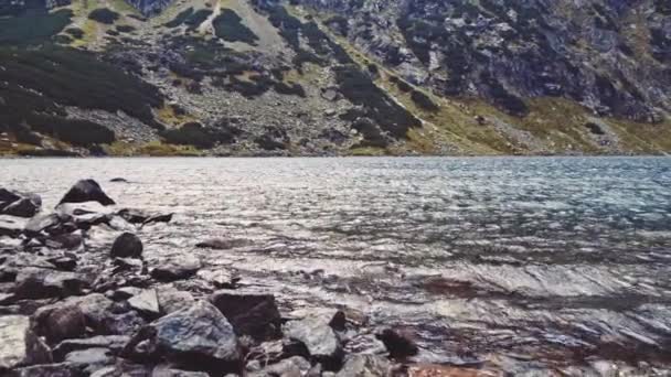 Câmera voando para a costa do lago — Vídeo de Stock