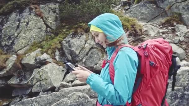 Mujer excursionista usando tableta — Vídeos de Stock