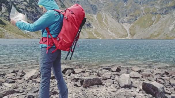 使用映射在山的徒步旅行者女人 — 图库视频影像