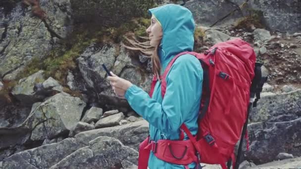 Escursionista donna utilizzando tablet — Video Stock