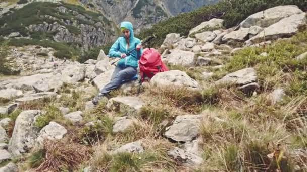 žena turistika s batohem v horách