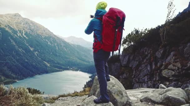 Mujer excursionista tomando fotos con smartphone — Vídeos de Stock