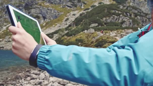 Mujer excursionista usando tableta — Vídeos de Stock