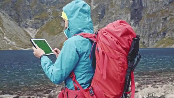 Mujer excursionista usando tableta — Vídeos de Stock