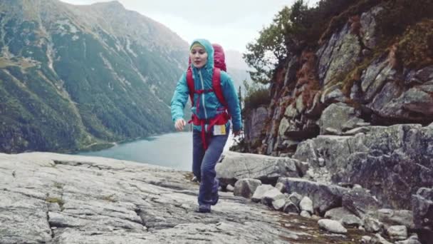 Wanderin mit Rucksack unterwegs — Stockvideo