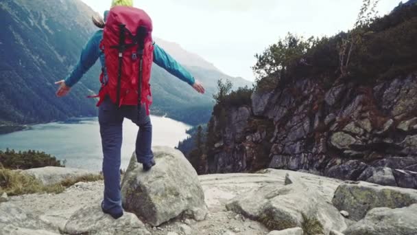 Wanderin steht mit erhobenen Händen — Stockvideo