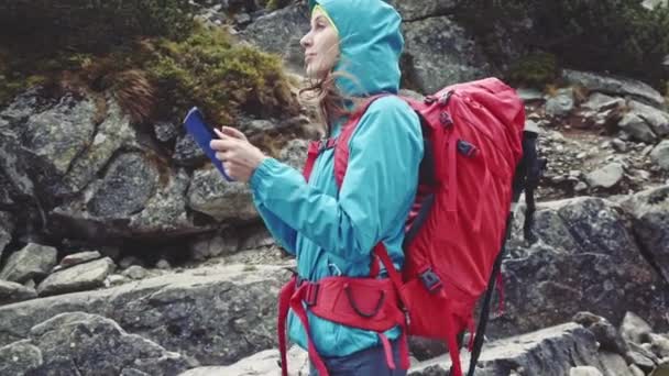 Mujer excursionista usando tableta — Vídeos de Stock