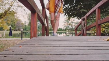 güzel bir genç kadın Köprüsü