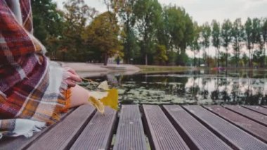 ahşap iskele üzerinde oturan kadın