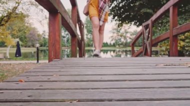 güzel bir genç kadın Köprüsü