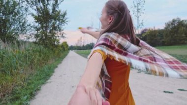 Mutlu güzel genç kadın adamla 