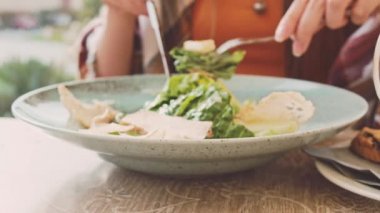 Açık kafede salata yemek kadın