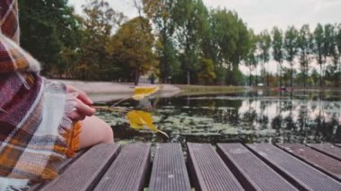 ahşap iskele üzerinde oturan kadın