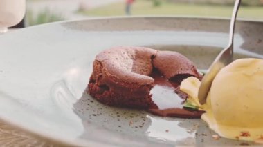 Cafe'de çikolatalı pasta yiyen kadın 