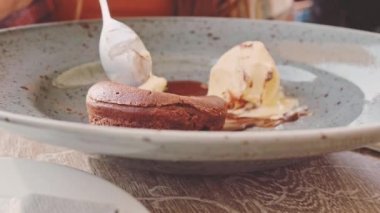 Cafe'de çikolatalı pasta yiyen kadın