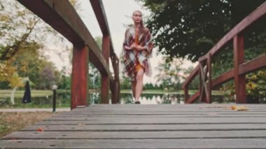 güzel bir genç kadın Köprüsü