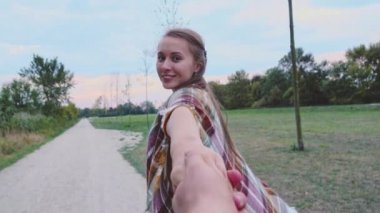 Mutlu güzel genç kadın adamla 