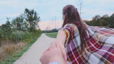 Mutlu güzel genç kadın adamla 