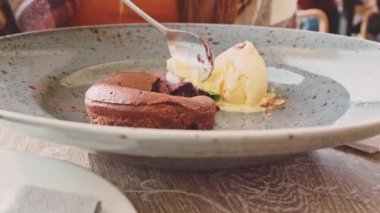 Cafe'de çikolatalı pasta yiyen kadın