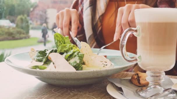 Жінка їсть салат у відкритому кафе — стокове відео